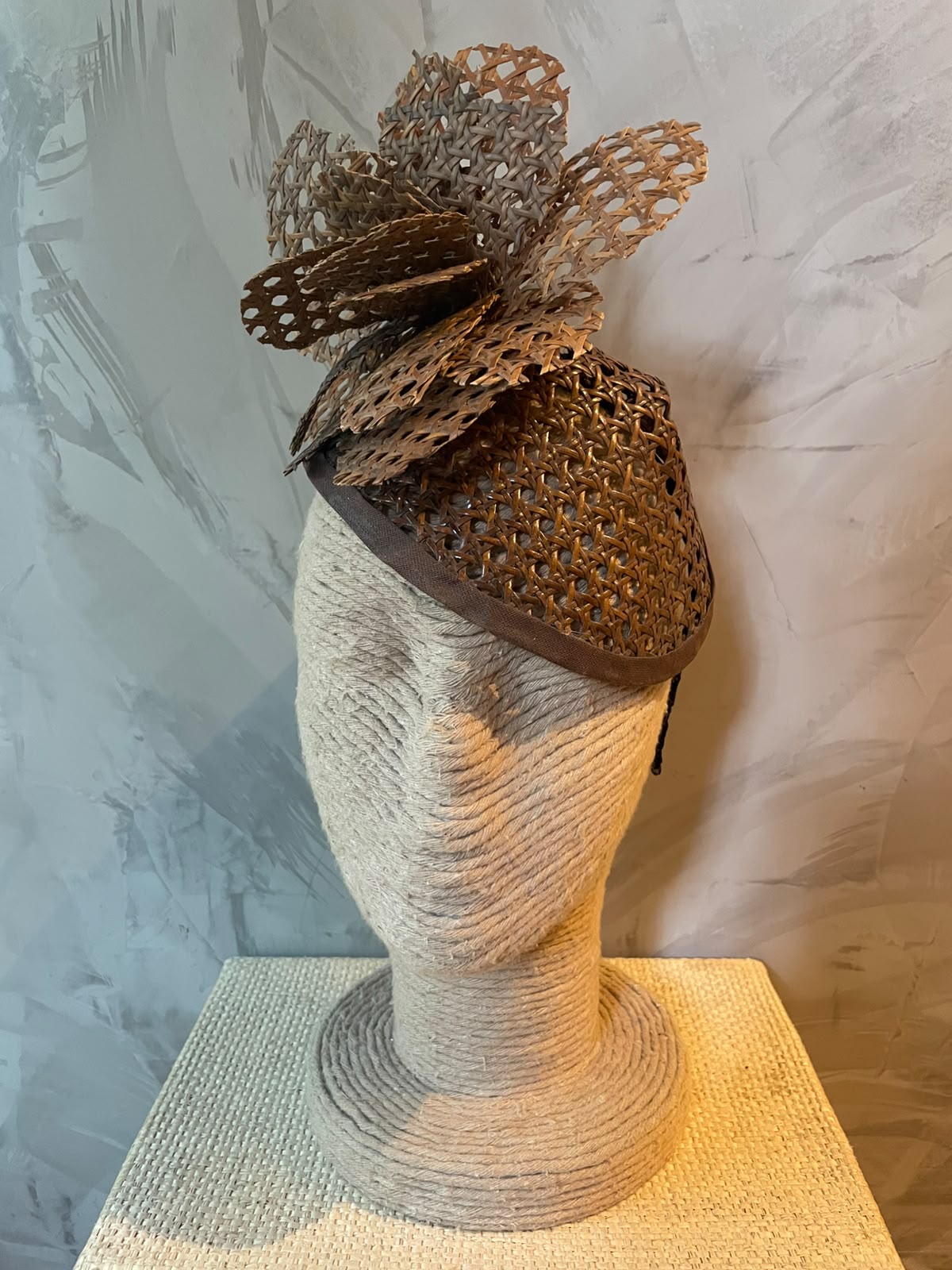 HEADPIECE TRAMA